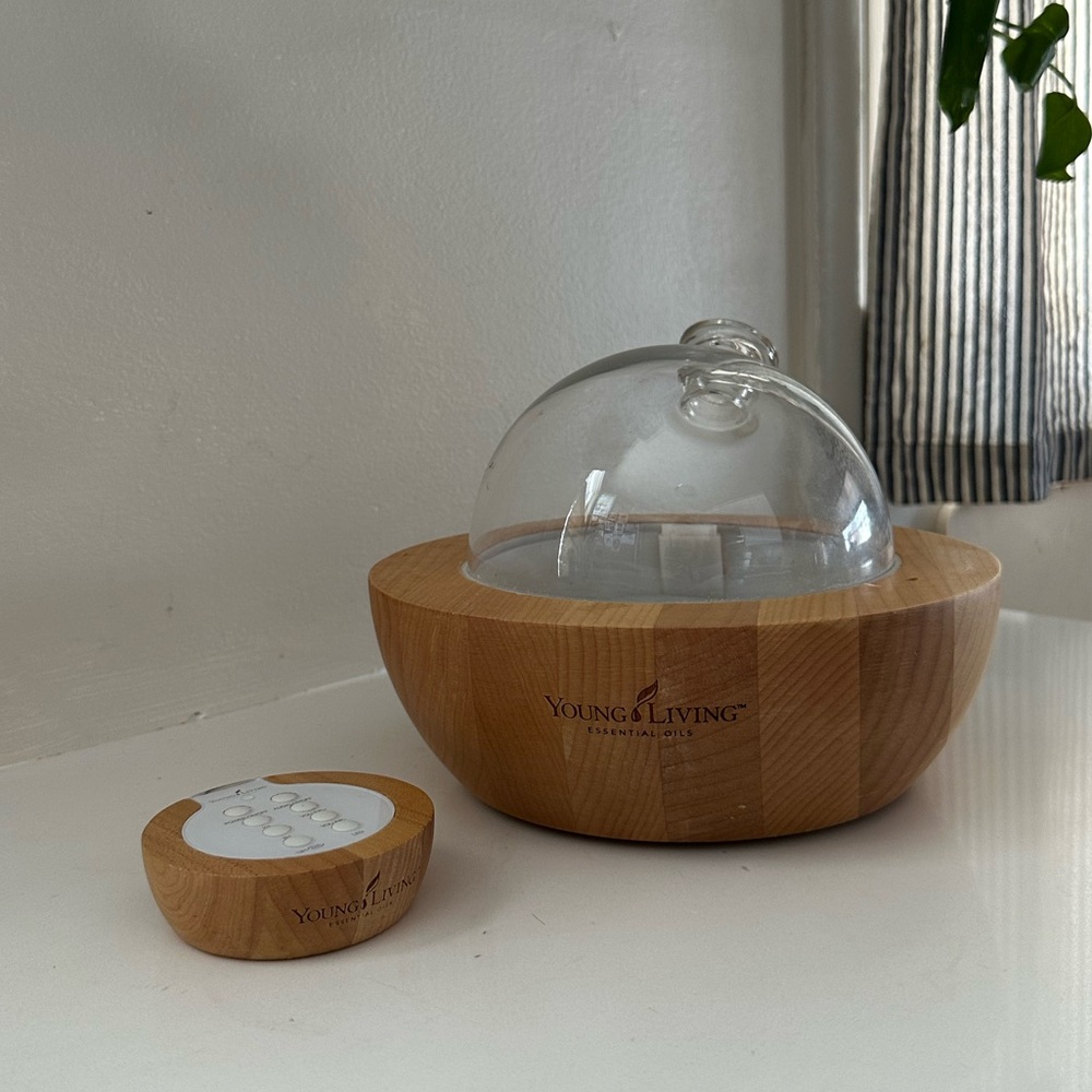 Young Living Aria Diffuser w/box - Picture 3 of 4